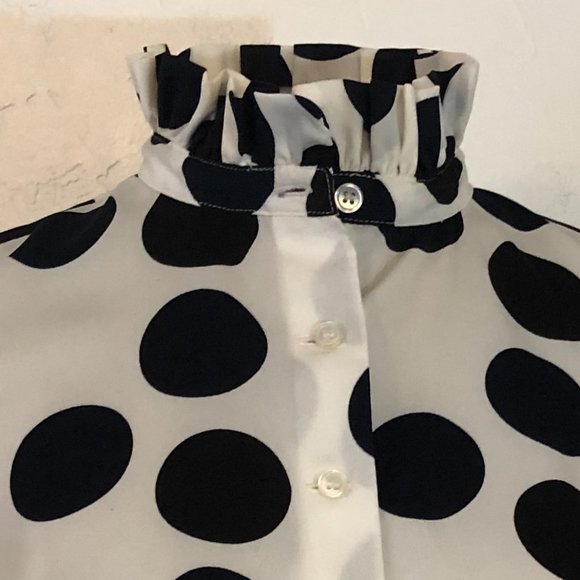 WHITE & BLUE POLKA DOT RUFFLE NECK SLEEVELESS SHIRT - ALICE RITTER BROOKLYN - Picture 2 of 7